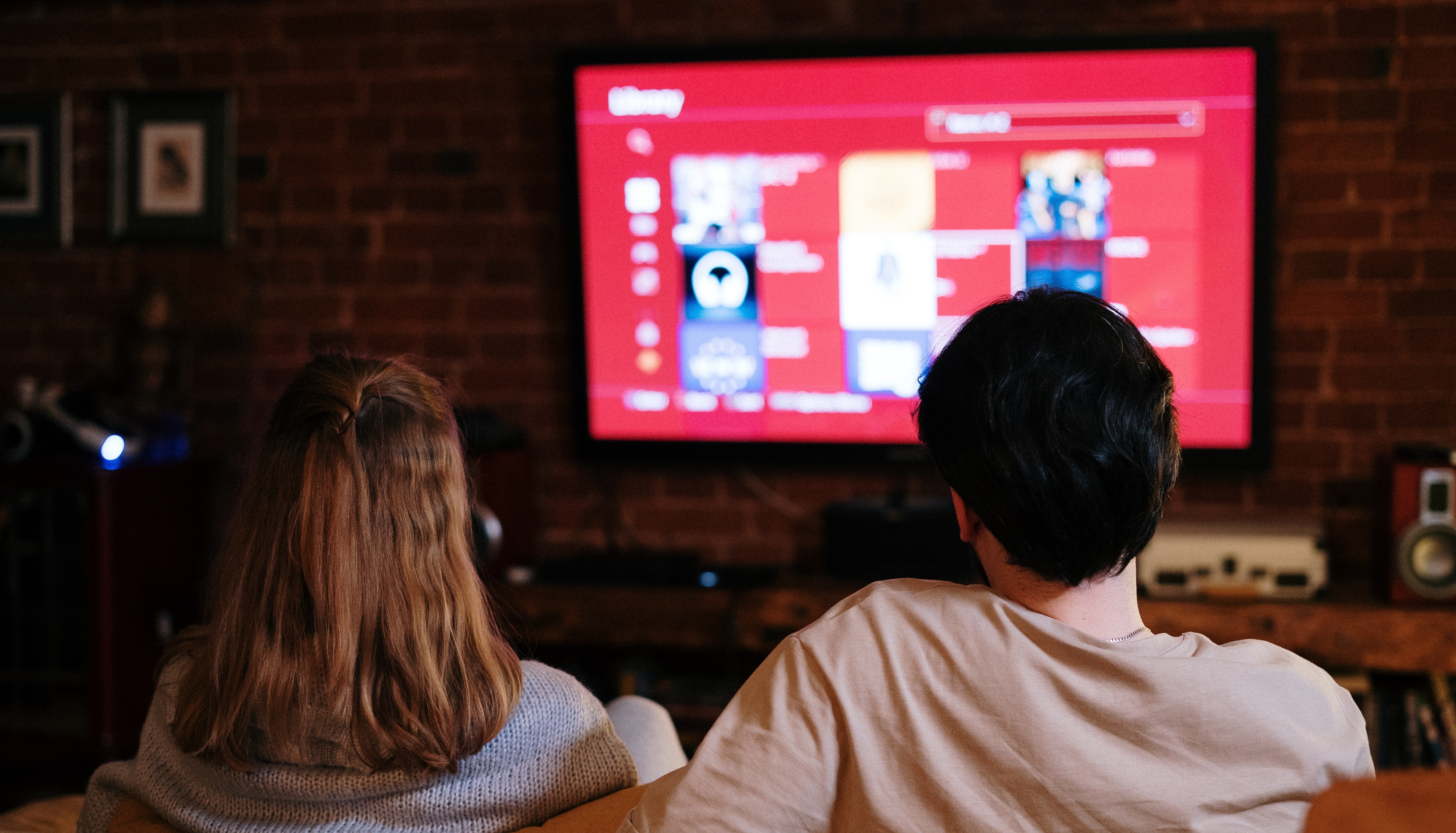 Una pareja viendo television por cable